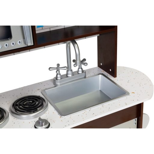 Fa gyerekkonyha szekrényekkel és hűtővel