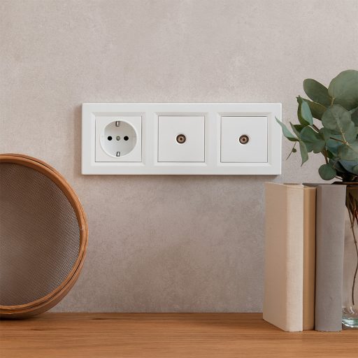 Nova III földelt csatlakozóaljzat dugalj kettő TV csatlakozóval fehér kerettel