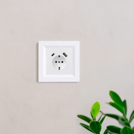 Nova csatlakozóaljzat USB csatlakozóval fehér